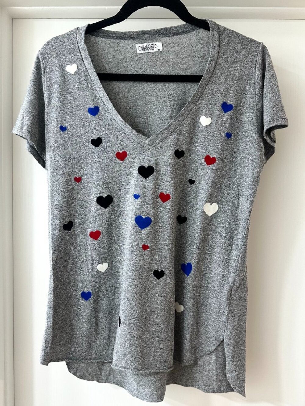 Lauren Moshi Heather Grey Multicolor Heart Print V-Neck Tee, Size Medium